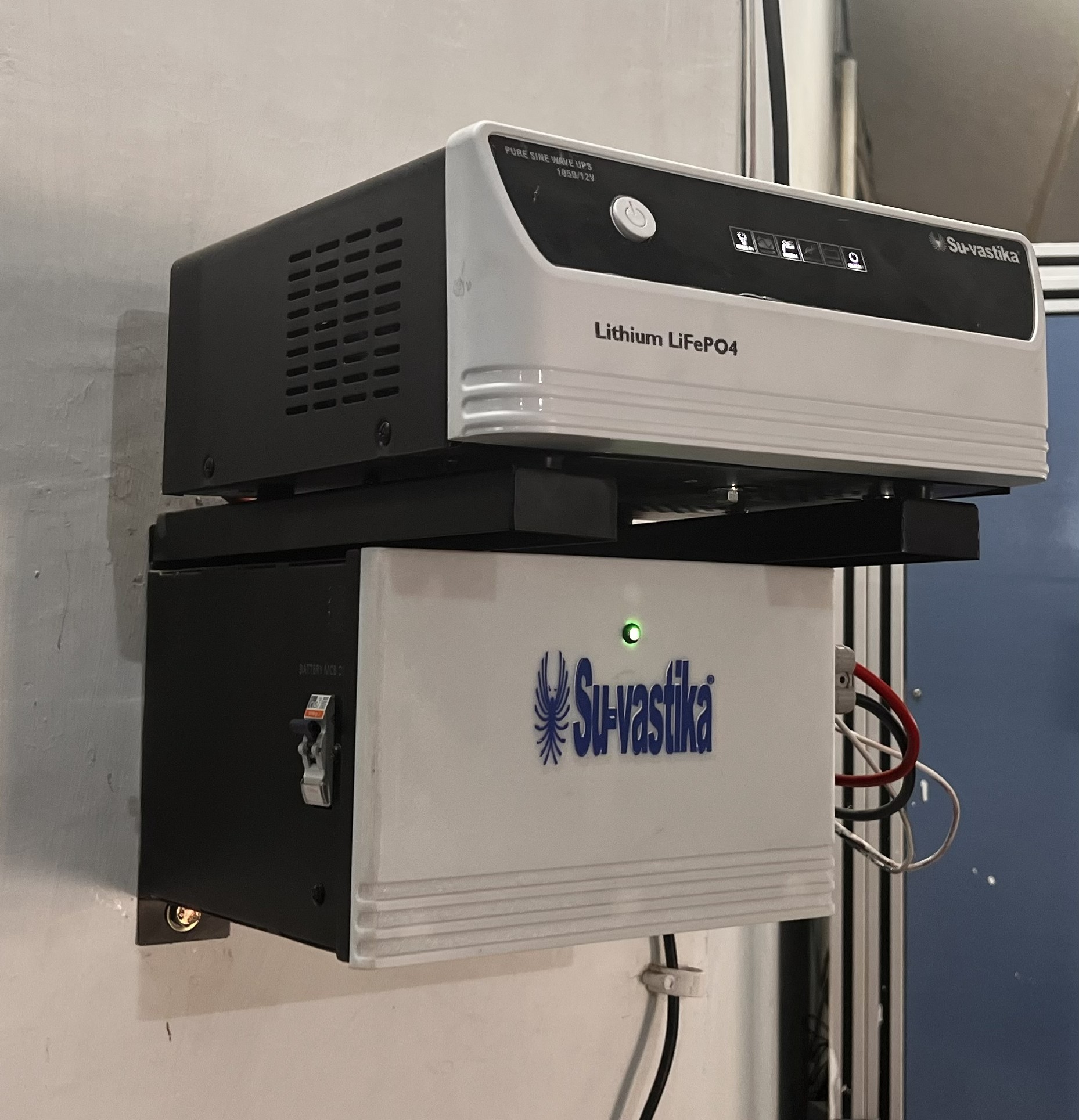 Lithium battery with inverter